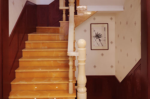 康县中式别墅室内汉白玉石楼梯的定制安装装饰效果